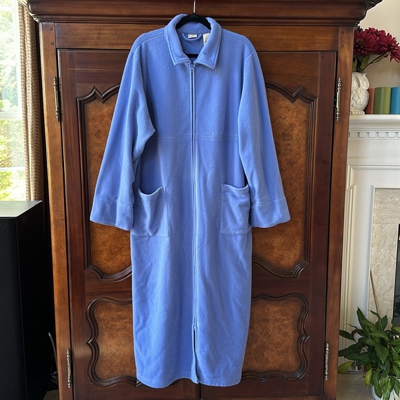 L.L. Bean Long Robe with Collar - Picture 10 of 13
